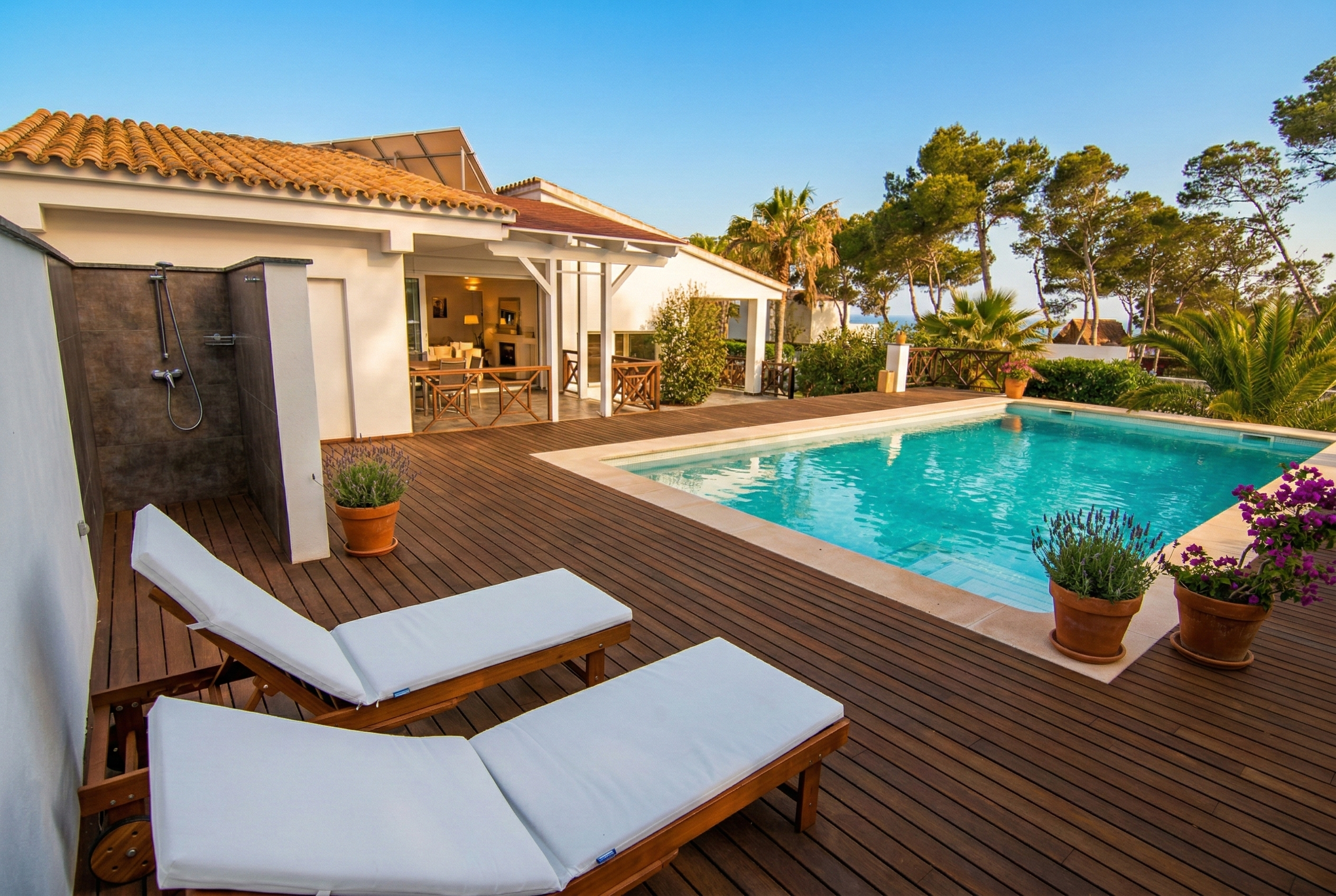 Pool-Deck mit Liegen