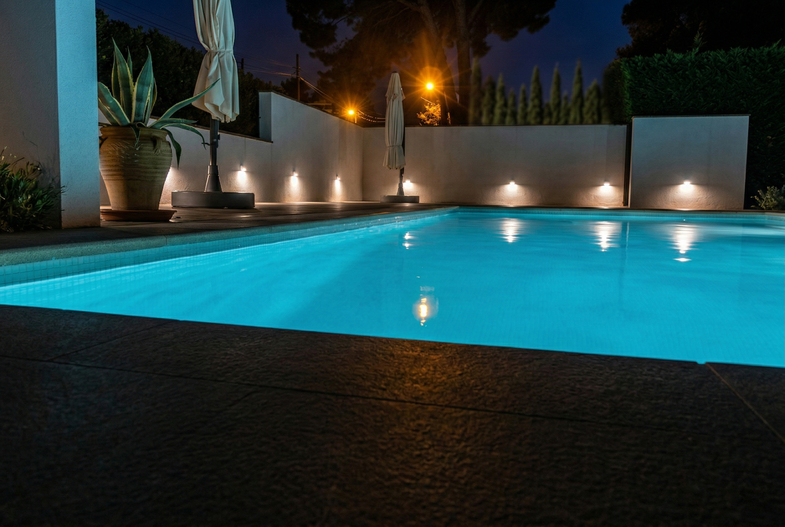 Pool bei Nacht